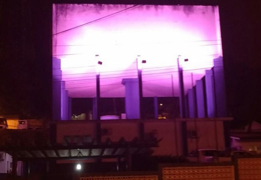 Sede do SAAE recebe iluminação cênica em alerta ao Outubro Rosa