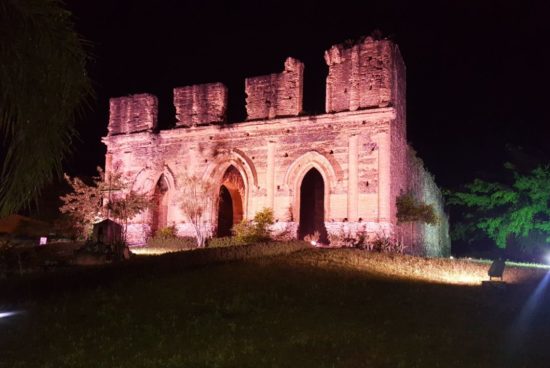 Monumentos históricos de Alagoinhas recebem iluminação cênica em alerta ao Outubro Rosa