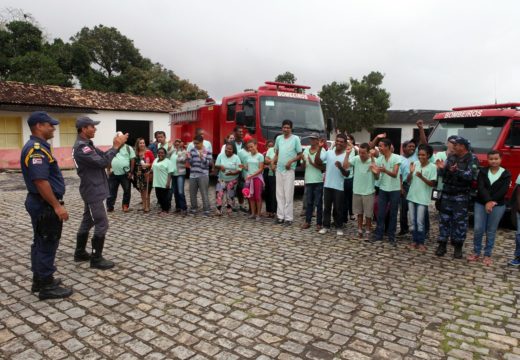 Guarda Municipal leva alunos da APAE para visita ao Batalhão do Corpo de Bombeiros