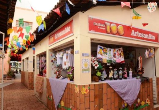 SECET promove mais uma ação em prol do Outubro Rosa no Mercado do Artesão