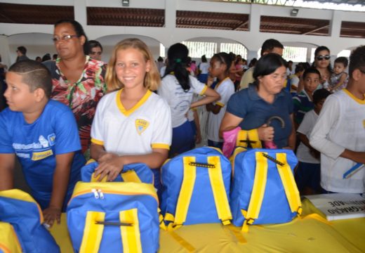 SEDUC entrega kits escolares para alunos do programa AABB Comunidade