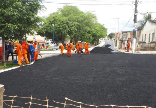 Praça Frei Leão recebe camada de asfalto nesta quarta-feira (20)