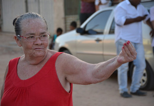 “O maior prazer da minha vida é que conserte essa rua da gente”, afirma moradora sobre a assinatura da ordem de serviço das obras no Mangalô