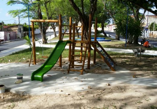Prefeitura instala parque infantil na Praça Frei Leão