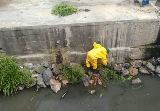 Prefeitura realiza trabalho de limpeza e manutenção do Rio Catu