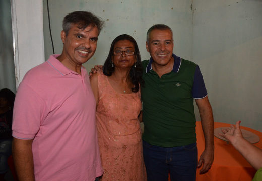 Prefeito prestigia posse da nova presidente da Associação de bairro Urbis III