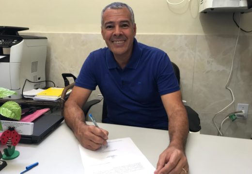 Prefeito assina ordem de serviço para reforma do posto de saúde de Narandiba