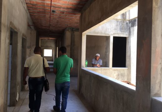 Secretário visita obra do posto de saúde de Narandiba