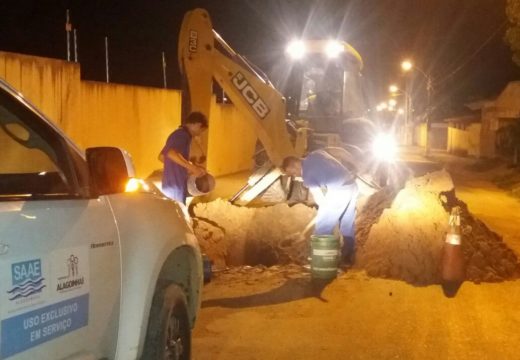 Técnicos do SAAE corrigem rompimento de rede na região da Cavada durante a madrugada