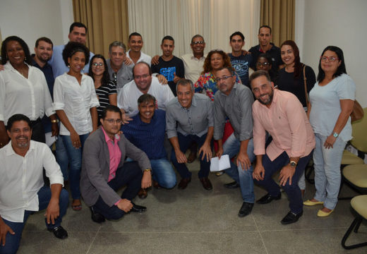 Prefeito dá posse a novos servidores em seu gabinete