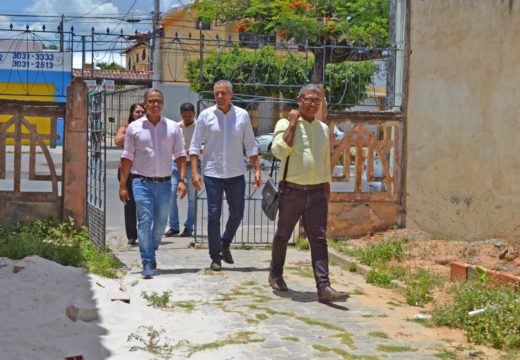 Prefeito visita Fundação Anjo de Quatro Patas