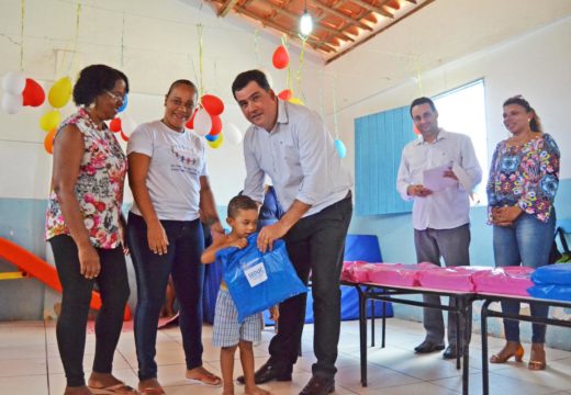 Ação inédita: Prefeitura de Alagoinhas distribui 15 mil kits escolares a alunos das 80 unidades de ensino do município
