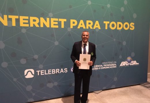 Internet para Todos: Prefeito Joaquim Neto assina termo para democratizar o acesso à internet gratuita em Alagoinhas