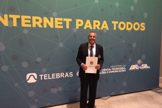 Internet para Todos: Prefeito Joaquim Neto assina termo para democratizar o acesso à internet gratuita em Alagoinhas