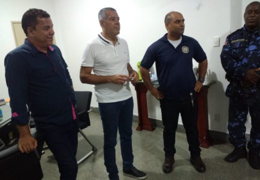 Prefeito entrega cédula de identidade funcional aos agentes da Guarda Municipal de Alagoinhas