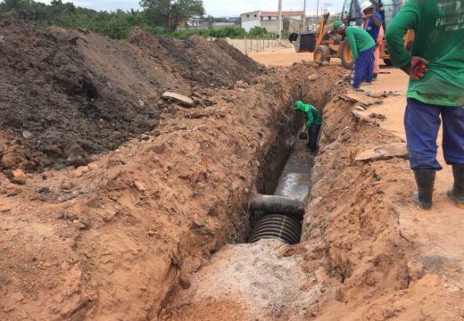 Prefeitura inicia obras de drenagem para pavimentação da Rua Santos Dumont
