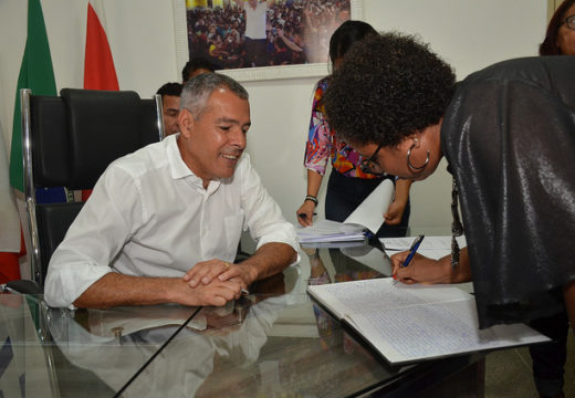 Prefeitura finaliza processo eleitoral com assinatura de termo de posse para diretores da rede municipal