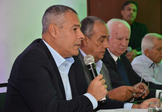 Prefeito Joaquim Neto participa de solenidade de entrega dos certificados do Programa Liderar o Futuro