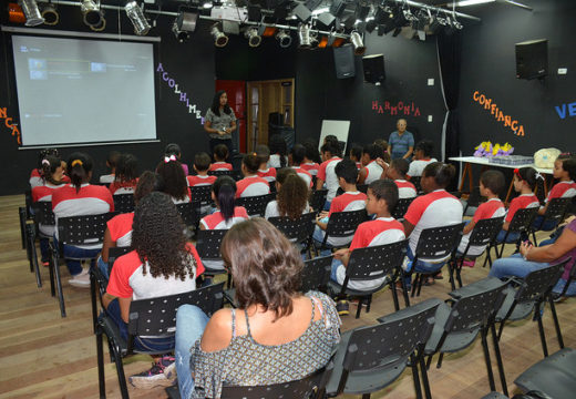 Alunos da rede municipal participam de sessão de cinema pelo projeto CINECEU