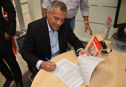 Prefeito assina convênio com Santander para concessão de crédito consignado aos servidores municipais