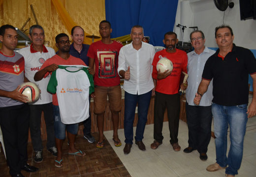 Incentivo ao esporte amador: com apoio do setor empresarial, Prefeitura entrega materiais esportivos à Liga Barreirense de futebol