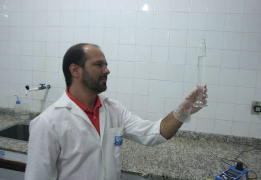 QUALIDADE DA ÁGUA: Coloração esbranquiçada não se deve a excesso de cloro e não faz mal
