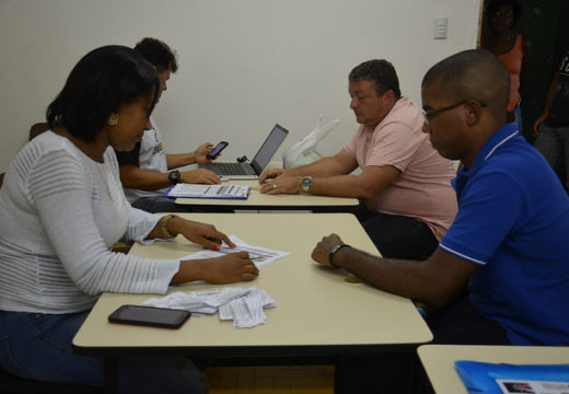 Corrida 2 de julho: participantes entregam alimentos não-perecíveis para efetivar a inscrição na sede da Secretaria de Cultura, Esporte e Turismo