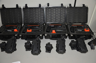 Segurança: Guardas municipais recebem certificados de curso de capacitação para o uso de armas não letais e sete kits de pistolas de choque spark