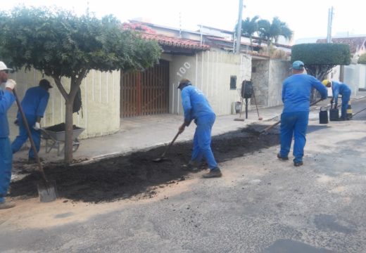 Operação Tapa-Buraco recupera vias no centro da cidade