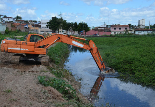 Prefeitura executa serviços de limpeza e desassoreamento na Lagoa da Cavada