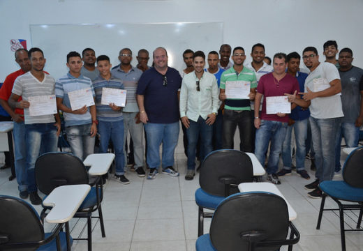 SEMAS entrega 98 certificados de qualificação profissional em parceria com o SENAI