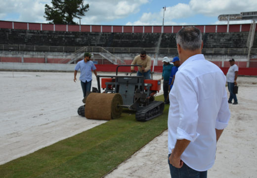 Carneirão entra na reta final das obras de revitalização; troca do gramado foi iniciada na manhã desta quinta-feira (25)