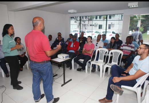 Sistema de monitoramento de frota e direção defensiva são temas de palestra ministrada para os motoristas da prefeitura