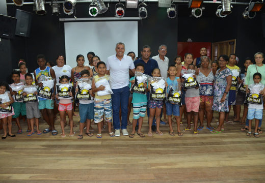 Secretaria Municipal de Cultura, Esporte e Turismo (SECET) entrega kimonos para alunos do projeto social “Campeões do Futuro”, em Santa Terezinha