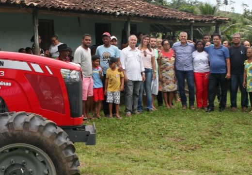 Agricultura Familiar em foco: Prefeito Joaquim Neto entrega trator e outras máquinas à comunidade de Pindobal de Baixo