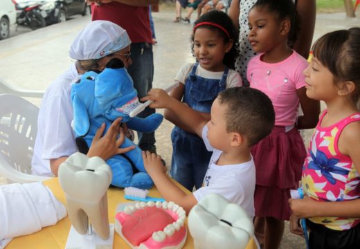 Promoção à saúde bucal: em parceria com a Prefeitura, projeto “Um Sorriso do Tamanho do Brasil” leva ação para a praça pública