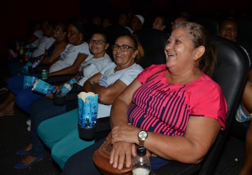 Projeto da SEMAS proporciona primeira sessão de cinema a famílias atendidas pelos CRAS