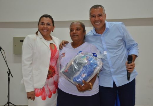 Prefeitura entrega fardamento a agentes de saúde do município