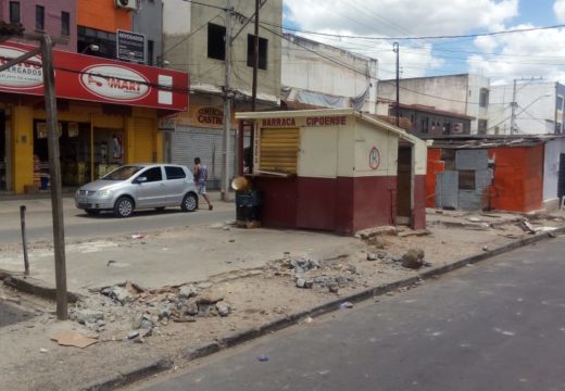 Comerciantes da Lourival Batista iniciam remoção voluntária das barracas