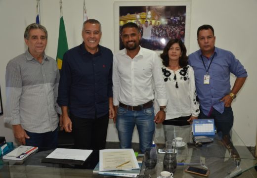Prefeito Joaquim Neto entrega Alvará de Funcionamento ao Atacadão