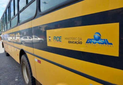Prefeitura reforça transporte escolar com a aquisição de 4 novos amarelinhos para garantir a permanência dos alunos nas escolas