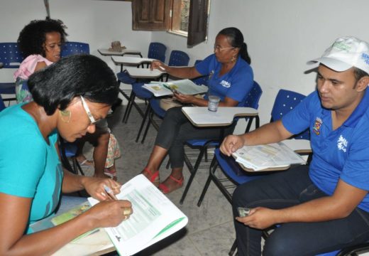 Famílias do bairro Santa Terezinha são beneficiadas com projeto itinerante da SEMAS