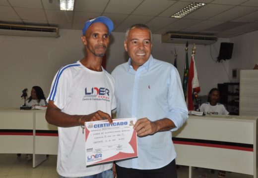 Prefeitura entrega 220 certificados de cursos profissionalizantes gratuitos