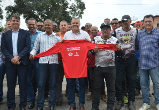 Prefeitura entrega camisas padronizadas a mototaxistas