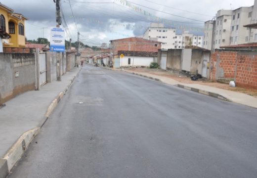 Em clima de festejos juninos, moradores do Jambreiro comemoram entrega de obras de drenagem e pavimentação