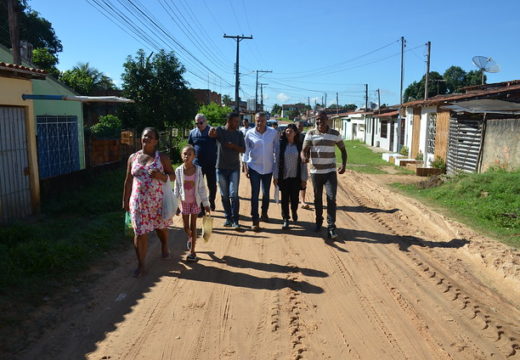 Prefeito Joaquim Neto acompanha início das obras de drenagem e pavimentação na Irmã Dulce