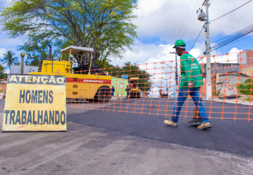 Prefeitura avança com obras de pavimentação na cidade; só esta semana, 4 novas ruas receberam asfalto