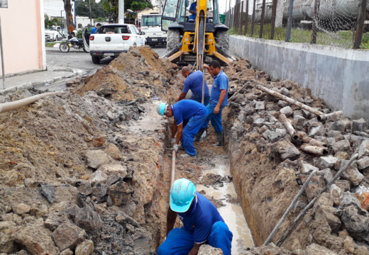 MANUTENÇÃO CORRETIVA: SAAE realiza substituição de rede de água na rua 2 de Julho