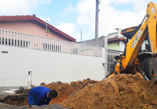 SAAE NA RUA: CRRA realiza reparo de rede de água na Coronel Pedro Dantas