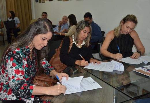 Prefeito Joaquim Neto dá posse a cinco novas servidoras